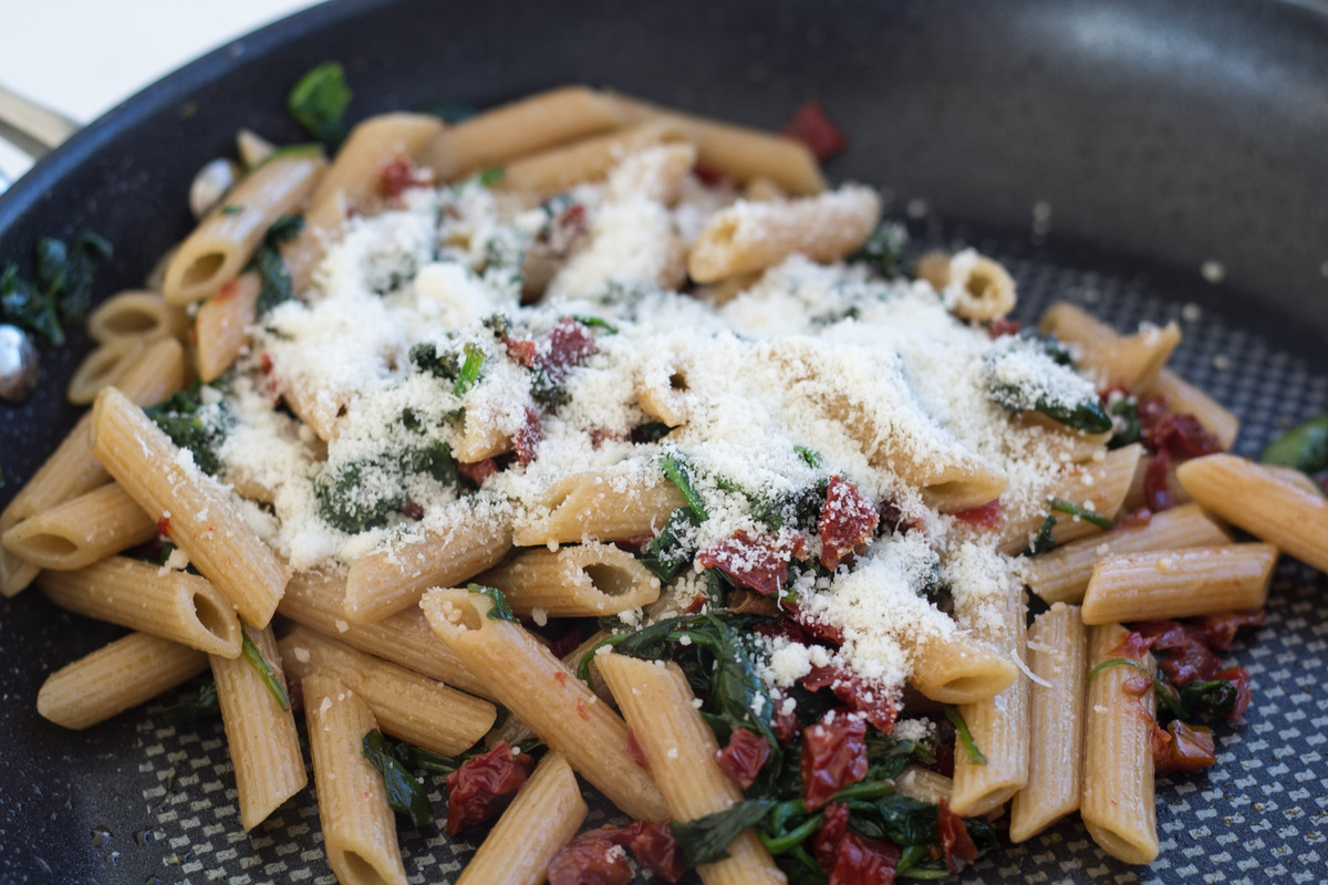 Pasta med varmroeget laks spinat og ricotta