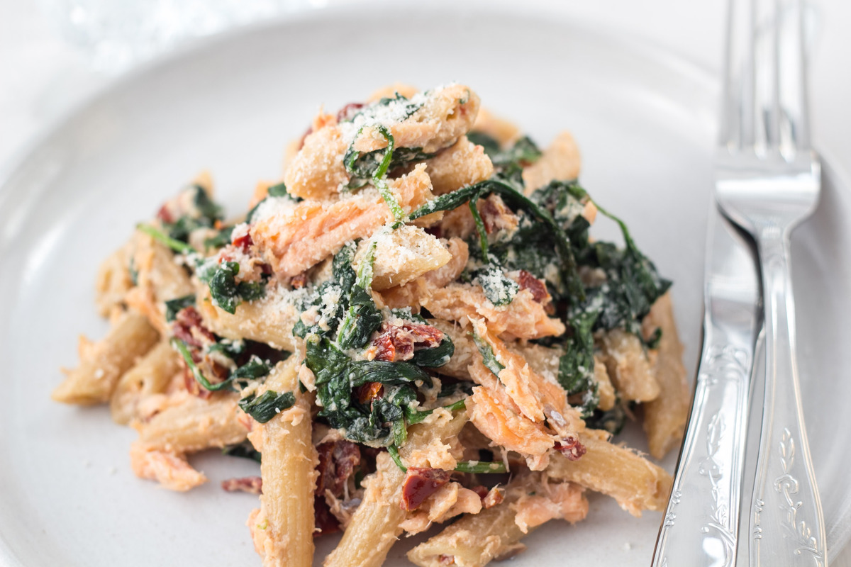 Pasta med varmroeget laks spinat og ricotta