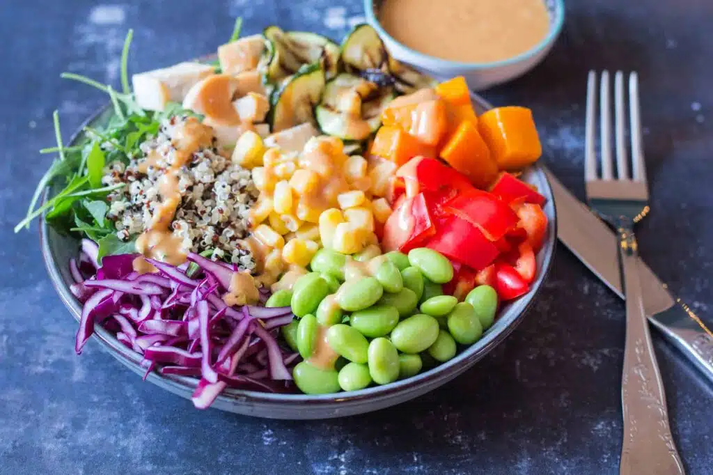 Buddha Bowl med butternut squash og peanutdressing