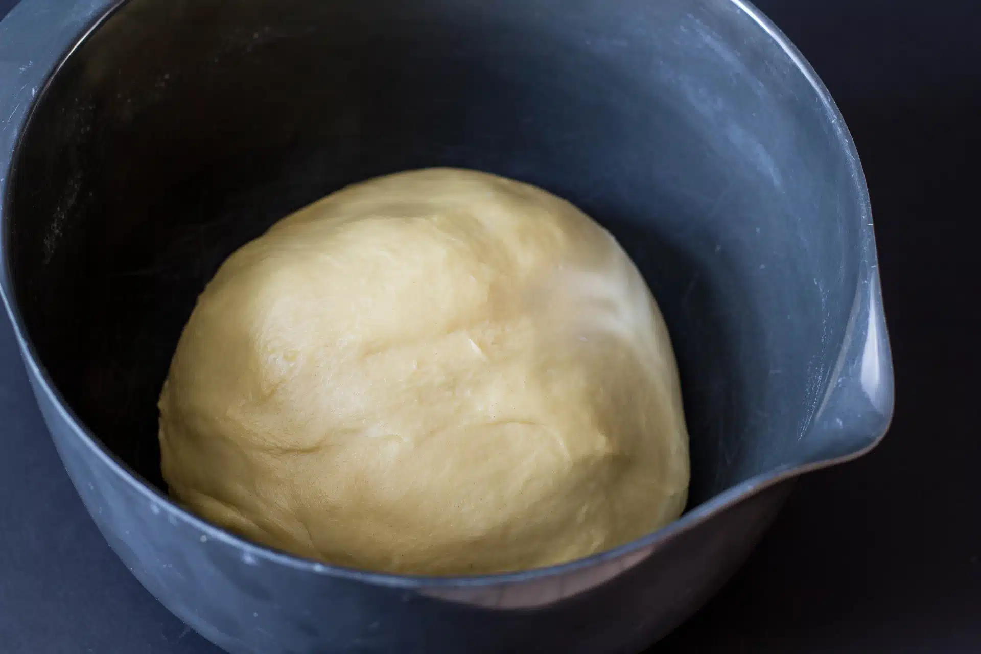 Dej til burgerboller med smør