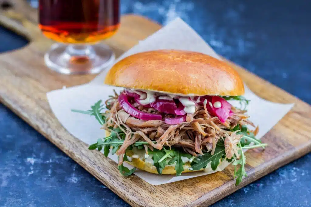 Pulled duck burger burger med confiteret and