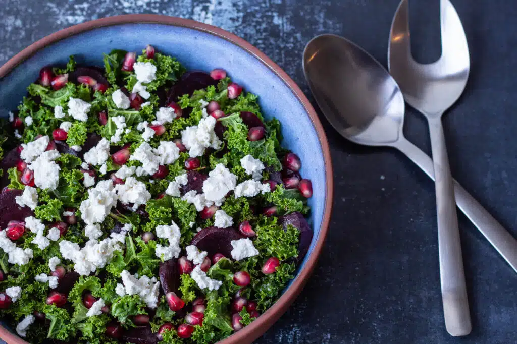 Rødbedesalat med grønkål og granatæble