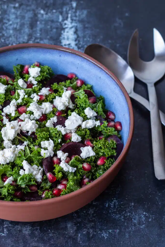 Rødbedesalat med grønkål og granatæble