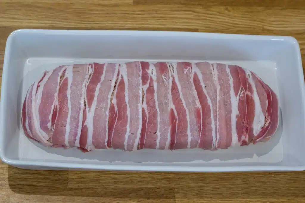 Fars med bacon omkring til farsbrød eller forloren hare