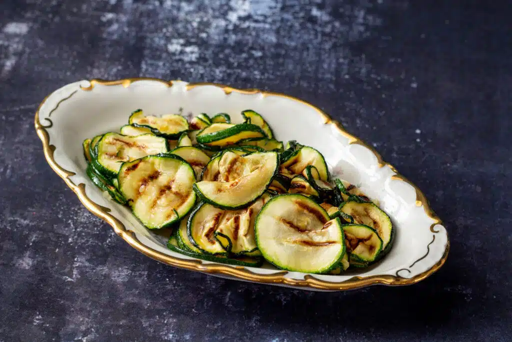 Grillede squash med olivenolie og hvidløg