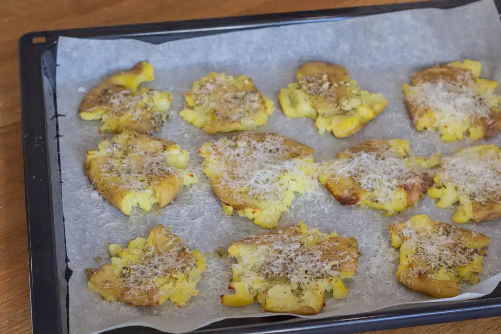 Knuste kartofler med hvidløg rosmaring og parmesan