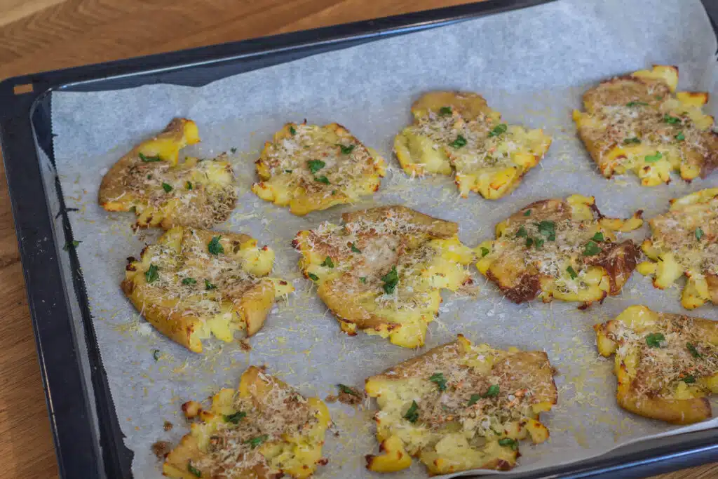 Knuste kartofler med hvidløg rosmaring og parmesan