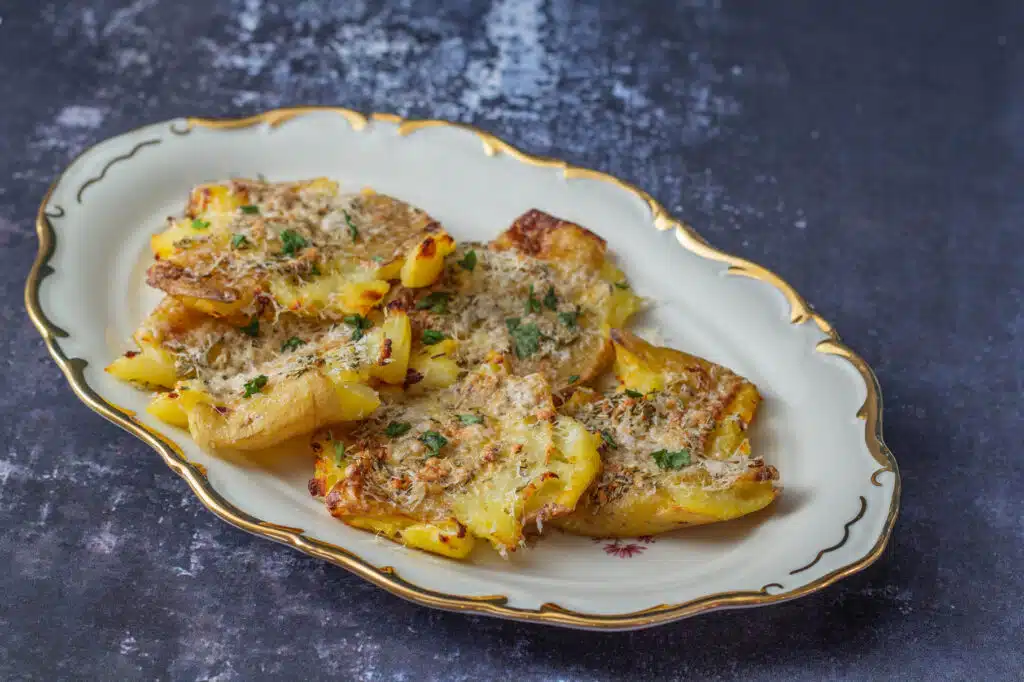 Knuste kartofler med hvidløg rosmaring og parmesan