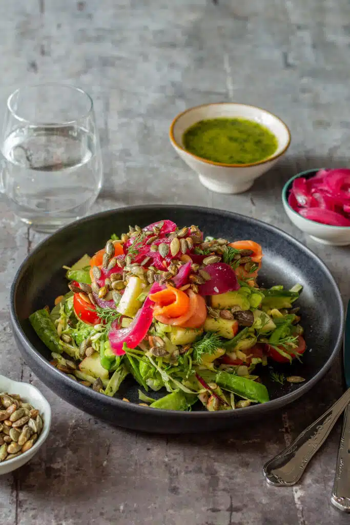 Salat med røget laks dild og syltede rødløg