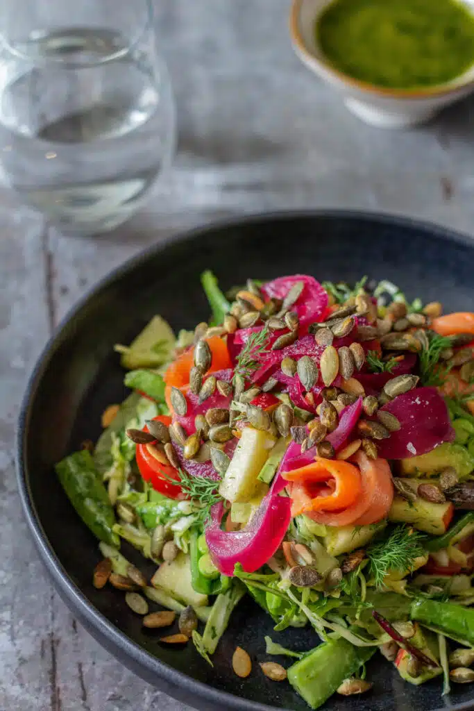 Salat med røget laks dild og syltede rødløg - salat til frokost