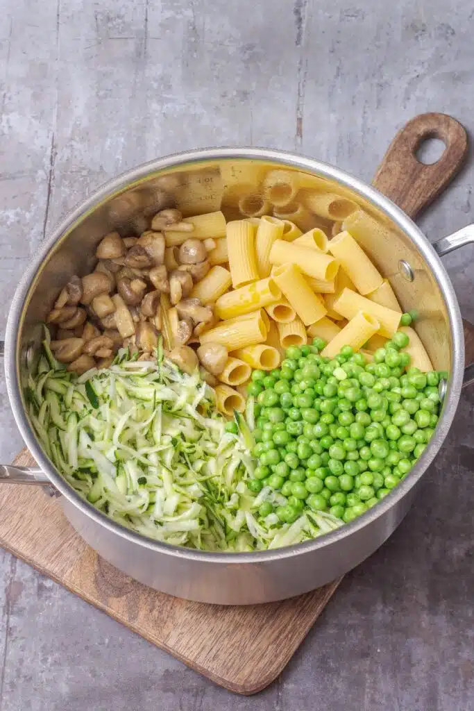 Cremet one pot pasta med squash champignon og ærter