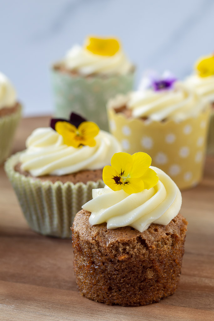 Gulerodsmuffins pyntet med spiselig blomster