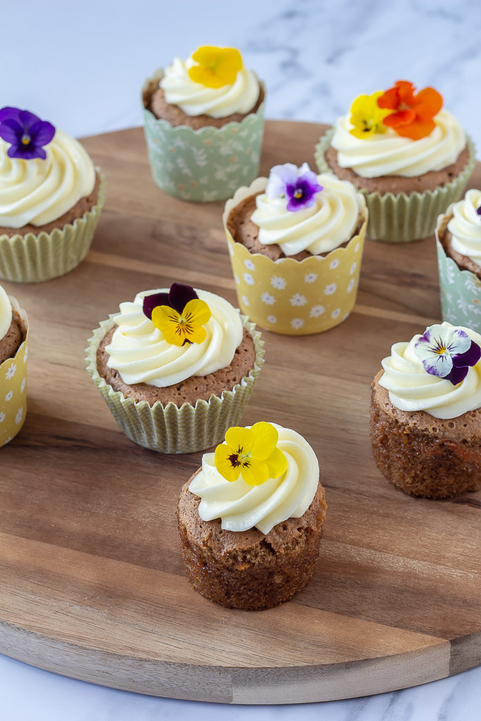 Muffins med gulerødder og ostecreme som er pyntet med blomster