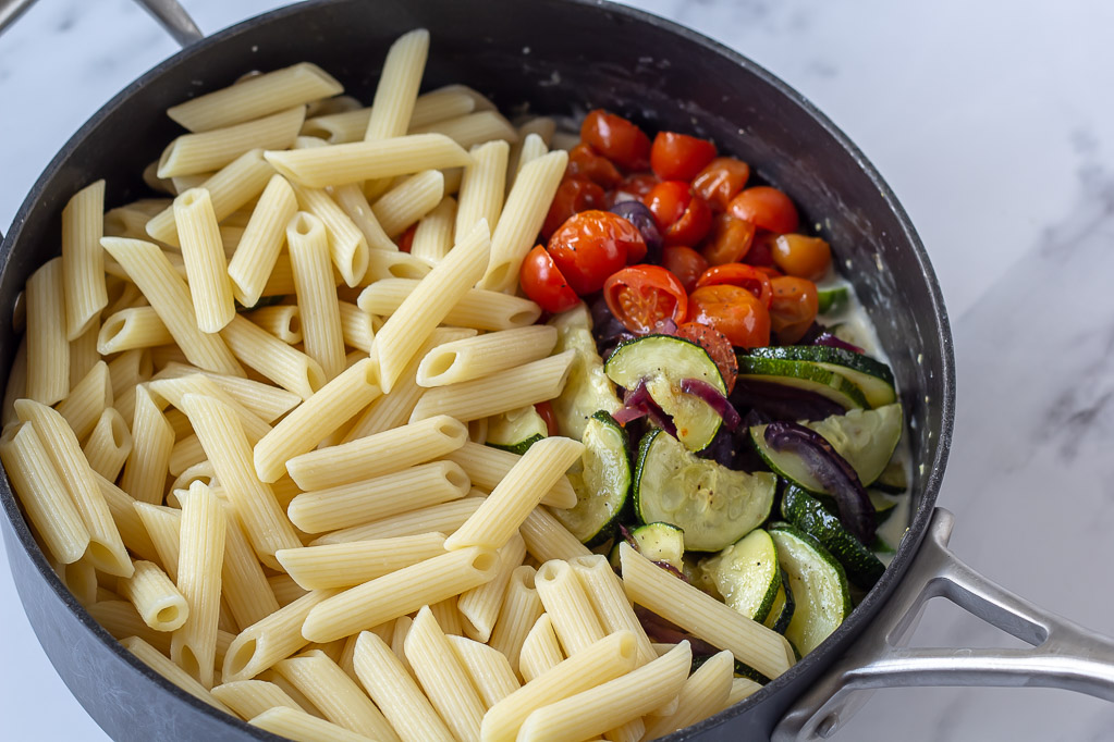 Pastapenne tilsættes til cremet vegetar pastaret