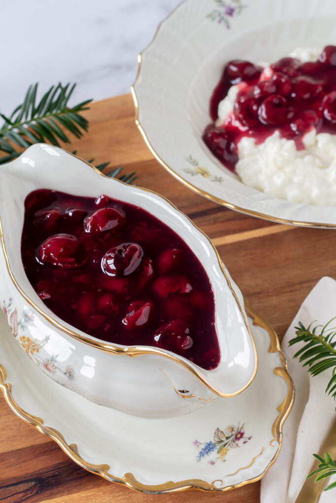 Kirsebaersauce i sovsekande med guldkant og blomster