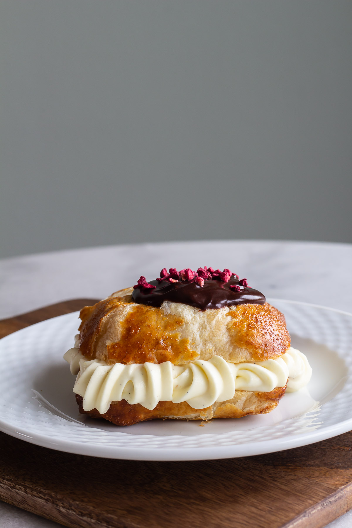 Fastelavnsboller af wienerdej med konditorcreme og hindbaermarmelade