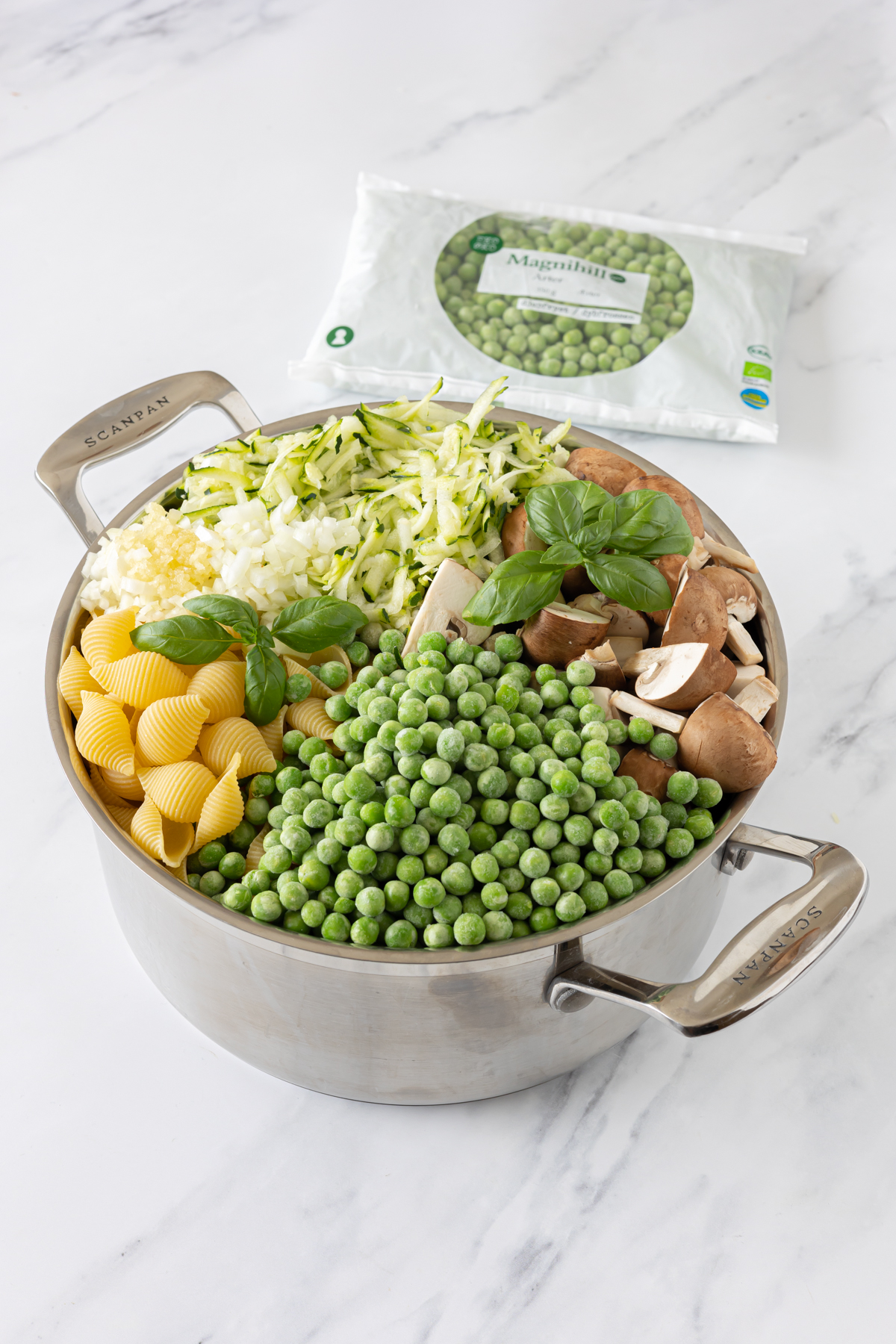 Vegetarisk one pot pasta med ærter ()