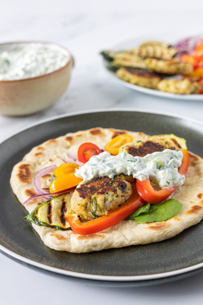 Fladbrød med squashfrikadeller og tzatziki ()