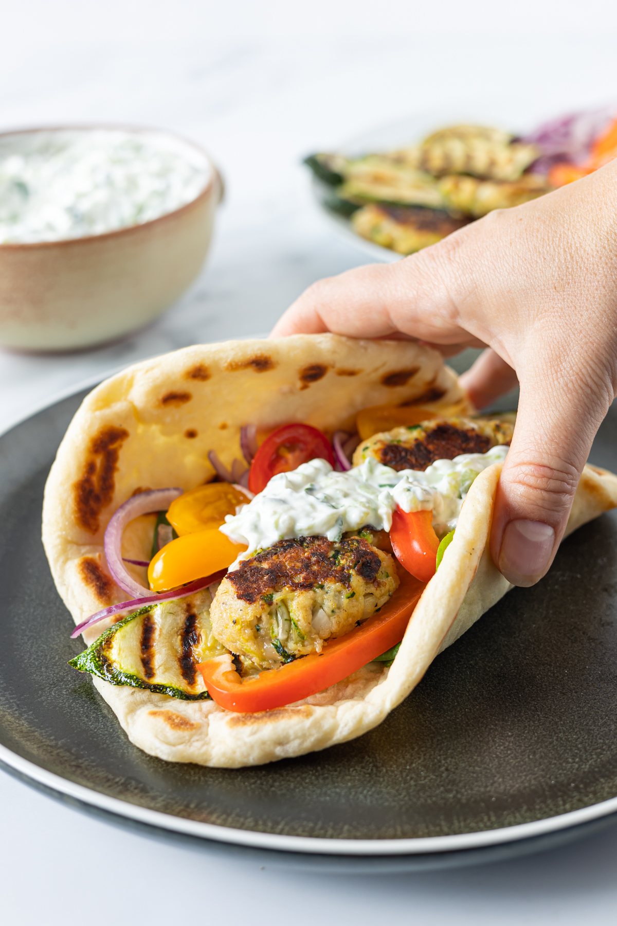 Fladbrød med squashfrikadeller og tzatziki ()